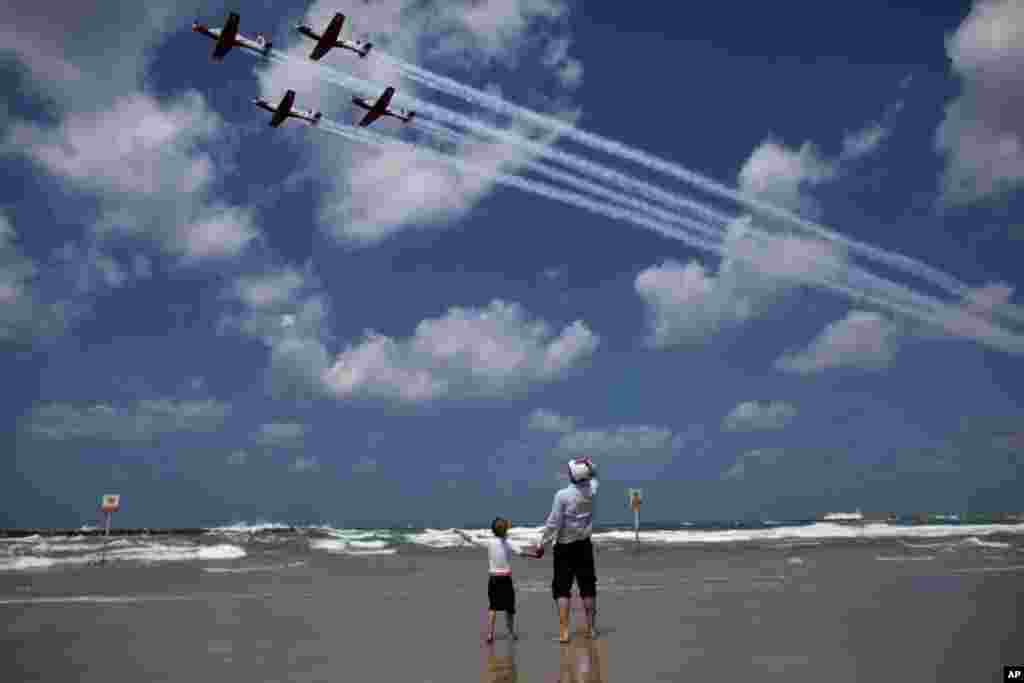Warga Israel melihat pameran Air Show di Tel Aviv saat peringat HUT Kemerdekaan.