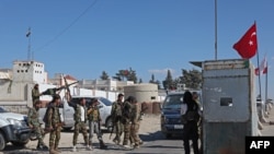 Komeke çekdar ya ser bi Tirkîyê ve li gundekî nêzîkî Efrînê.