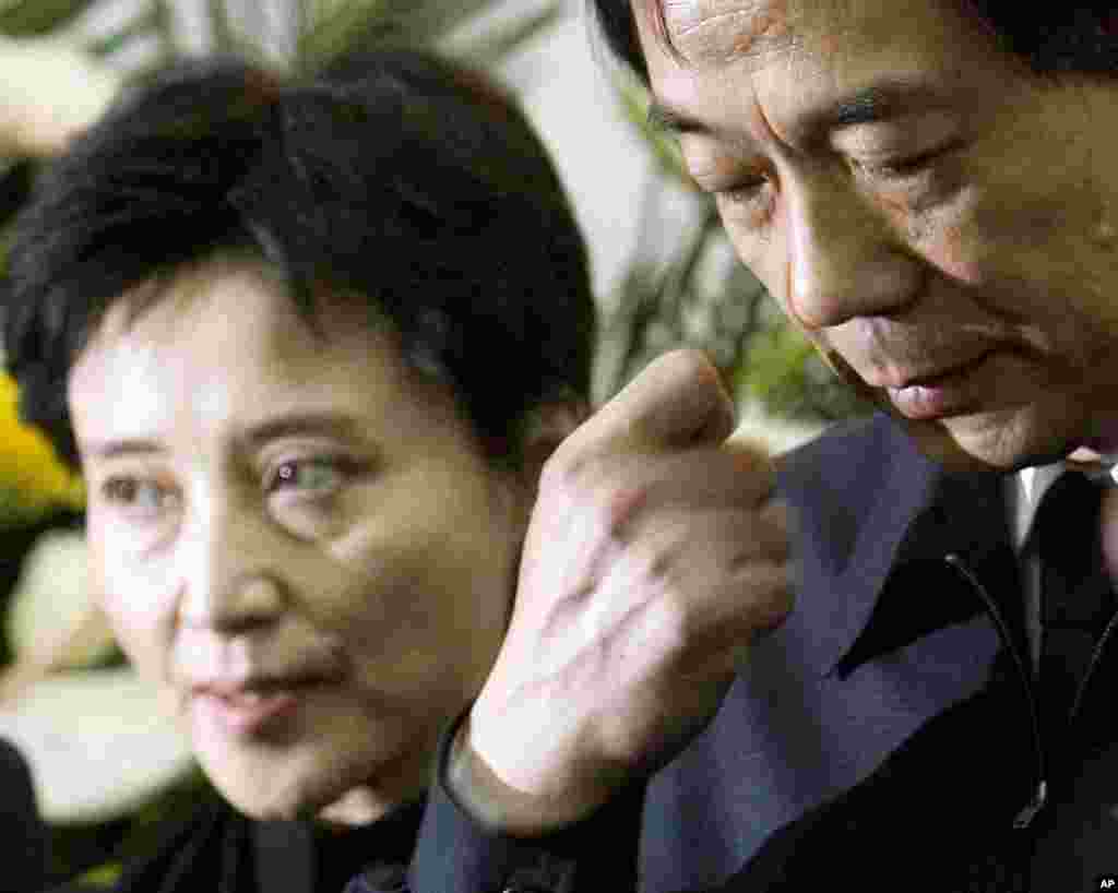 薄熙来和谷开来夫妇在北京一家军医院参加薄熙来父亲薄一波的追悼仪式(2007年1月17日)