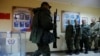Военнослужащий самопровозглашенной Луганской Народной Республики (ЛНР) после голосования во время референдума о присоединении ЛНР к России. Луганск, Украина, 23 сентября 2022 года