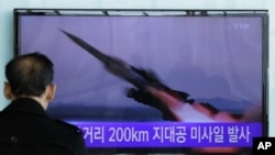 一名韩国男子在首尔地铁站观看有关朝鲜试射导弹的电视节目