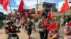 2016年6月20日，广东乌坎村居民手持国旗，举行抗议。