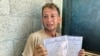 Mohamed Abu Al-Kumsan, čija su supruga Džuman i novorođeni blizanci Aser i Ajsel ubijeni u izraelskom napadu dok je donosio izvode iz matične knjige rođenih blizanaca (Foto: REUTERS/Abdullah Al-Attar)