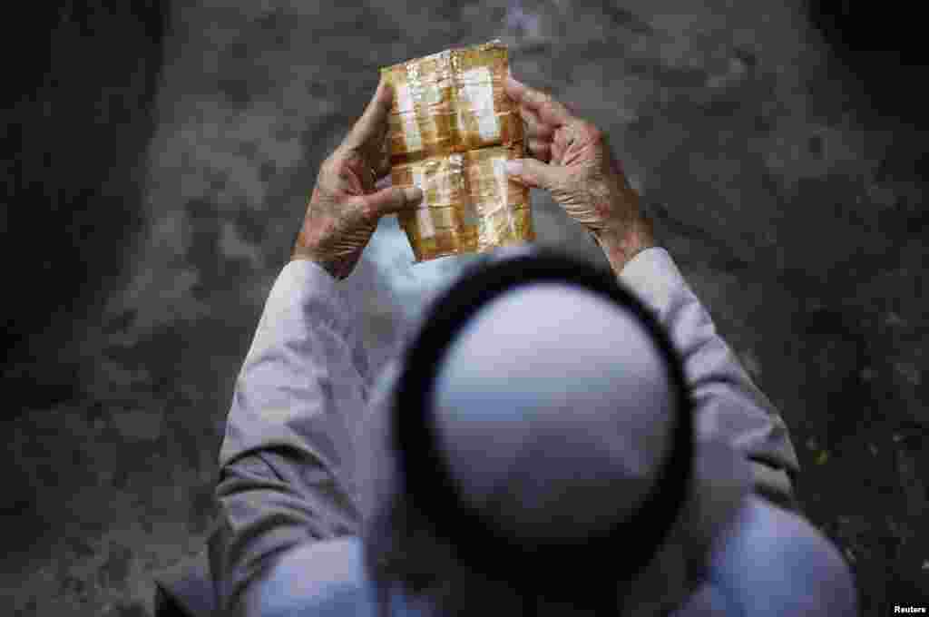 Pengungsi Palestina Khamis Ridwan, 75 tahun, menunjukkan akte kelahirannya, yang telah disimpan sejak ia meninggalkan rumah, di kamp pengungsi Jabalya, Jalur Gaza utara.