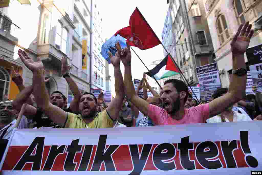 Demonstran pro-Palestina memegang banner bertuliskan "Cukup" merujuk pada serangan militer Israel di Gaza, Istambul pusat, 13 Juli 2014.