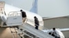 ARCHIVO - Migrantes guatemaltecos abordan un vuelo de deportación en Harlingen, Texas, el viernes 5 de mayo de 2023.