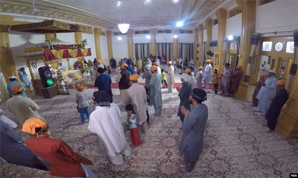 'گرو گرنتھ صاحب' پڑھنے کے لیے گردوارے میں جدید ساؤنڈ سسٹم بھی نصب کیا گیا ہے۔ بلوچستان میں لگ بھگ دو ہزار سکھ آباد ہیں۔ 
