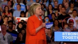 Una visita inesperada en mitin de Hillary Clinton