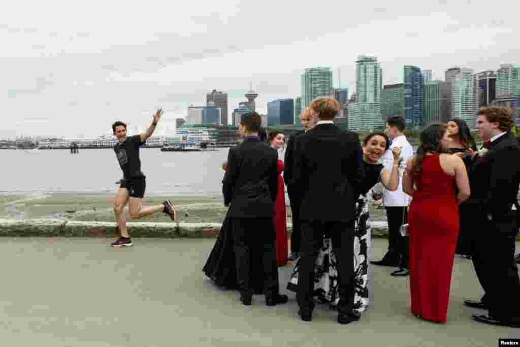 PM Kanada Justin Trudeau berolahraga lari saat para pelajar SMA bersiap-siap melakukan acara "prom" di kota Vancouver, Kanada.