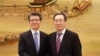 지난 3월 베이징을 방문한 한국의 김홍균 외교부 한반도평화교섭본부장(왼쪽)이 우다웨이 중국 외교부 한반도사무특별대표와 회담에 앞서 기념촬영을 하고 있다. (자료사진)