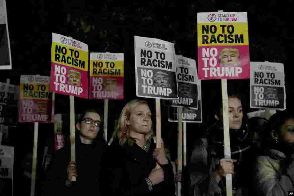Anak-anak muda ikut melakukan unjuk rasa menolak Rasisme pada protes menentang Presiden-terpilih Donald Trump di luar Kedutaan AS di London, Inggris.