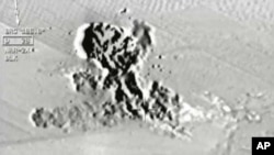 Imagen tomada por un avión de combate turco, de los ataques a posiciones del grupo Estado islámico en la frontera con Siria.