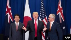 美国总统川普（中）与日本首相安倍晋三和澳大利亚总理特恩布尔在东盟峰会间隙举行三方会谈。（2017年11月13日）