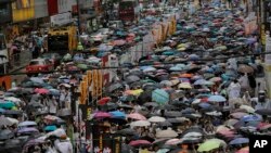 Aktivis pro-demokrasi melakukan unjuk rasa di Hong Kong (foto: Juli 2014). Tema Hari Demokrasi Internasional tahun ini adalah "Melibatkan Anak Muda dalam Demokrasi."