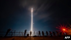 Raketa e re "Vulcan" niset drejt hapësirës nga Florida, më 8 janar, 2024. Ajo po bart anijen e hapësirës "Peregrine" të kompanisë private amerikane "Astrobotics" drejt Hënës, duke nisur kështu garën mes kompanive private amerikane për të dërguar objekte në Hënë/AFP