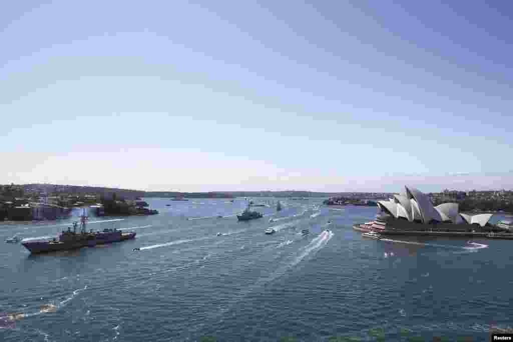 Kapal-kapal perang Australia dipimpin oleh HMAS Sydney memasuki Pelabuhan Sydney (4/10).