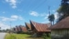 Rumah-rumah penduduk di Kecamatan Nainggolan, Pulau Samosir, Danau Toba, Sumatera Utara. (Foto: VOA/Anugerah Adriansyah)