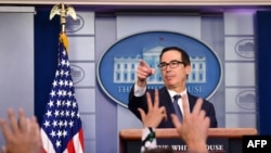 El secretario del Tesoro de Estados Unidos, Steven Mnuchin, habla en la sala de reuniones de la Casa Blanca en Washington.