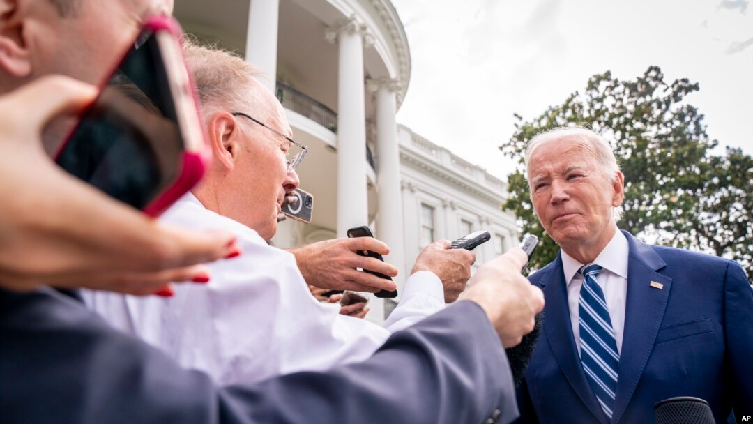 Američki predsjednik Džo Bajden odgovara na pitanja novinara ispred Bijele kuće (Foto: AP/Andrew Harnik)