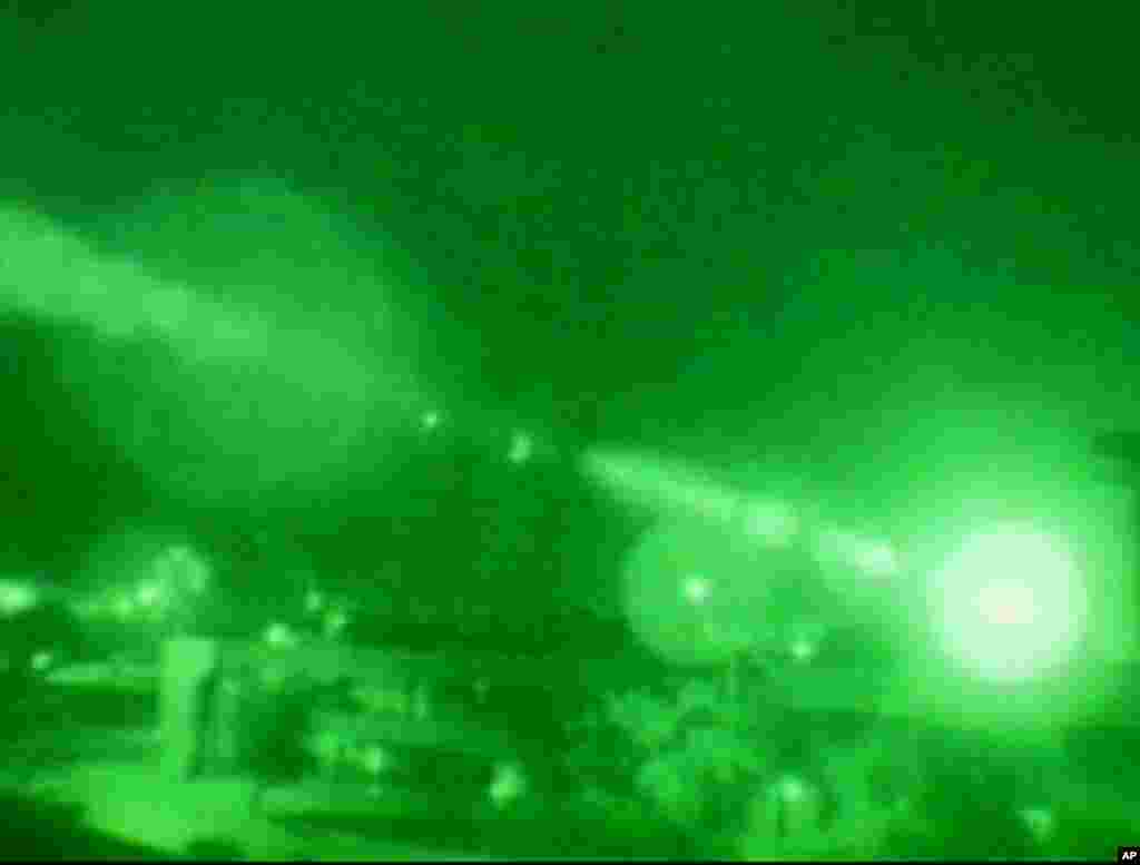 2003年3月20日,电视画面显示,美国空袭伊拉克首都巴格达市中心期间,右边位置闪现亮光,亮光随即暗淡,浓烟立刻升起。