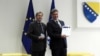 Arhivska fotografija: Johannes Hahn i Denis Zvizdic prilikom primanja Upitnika za BiH 09.12.2016.