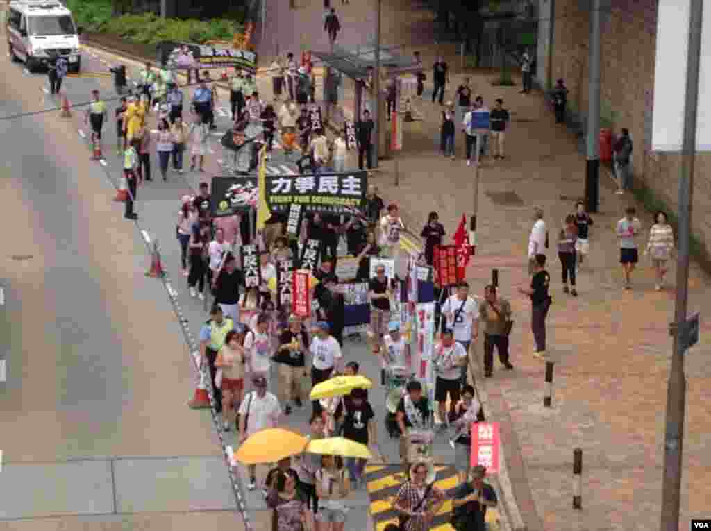 香港支联会举行年度爱国民主大游行(美国之音海彦拍摄)