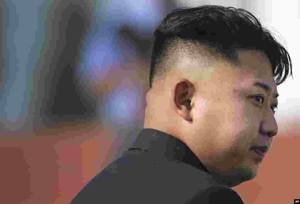 North Korean leader Kim Jong Un arrives at the cemetery for fallen fighters of the Korean People&#39;s Army in Pyongyang, July 25, 2013. 