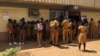 Les élèves du lycée bilingue de Yaoundé, traduits au conseil de discipline, au Cameroun, le 12 mai 2018. (VOA/Emmanuel Jules Ntap)