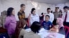 Presiden Joko Widodo dan ibu negara Iriana meninjau pelaksanaan vaksin ulang di Puskesmas Ciracas, Jakarta (18/7). (Foto: Biro Pers Kepresidenan RI)