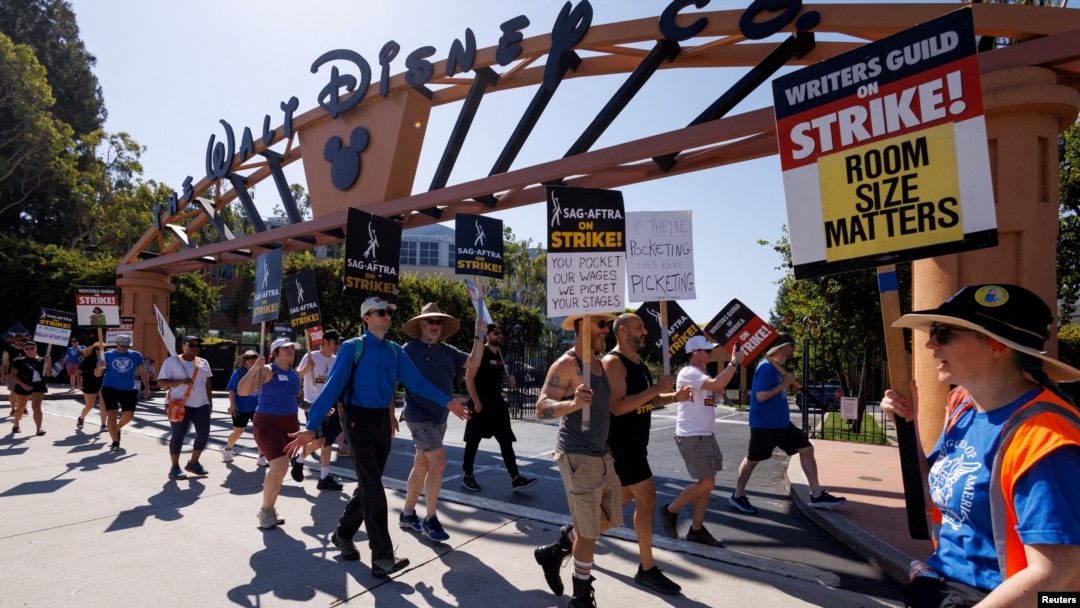 Glumci, članovi udruženja SAG-Aftra i scenaristi iz Udruženja američkih scenarista protestuju ispred studija Dizni u Burbenku u Kaliforniji, 25. jula 2023. (Foto: Rojters/Mike Blake)