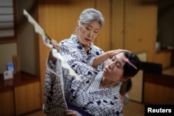 Saruwaka Kiyoshie (left), 74, teaches her pupil Sakiko Kaneda, 22, traditional Japanese dance or Nihonbuyo, at Saruwaka's studio in Tokyo, Japan, May 24, 2024. (REUTERS/Kim Kyung-Hoon)