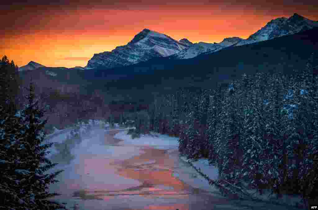 Suasana matahari terbenam di 'Morant's Curve' di kawasan taman nasional Banff, dekat Danaui Louise di Kanada di mana suhu udara mencapai -36 Celcius (minus 36 derajat Celcius).