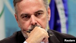 El Canciller Antonio de Aguiar Patriota solicitó a la embajada de Estados Unidos en Brasil y en Washington, a través del Departamento de Estado, explicaciones por denuncias de espionaje. 