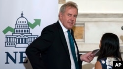 Bivši britanski ambasador u Vašingtonu Kim Derok
