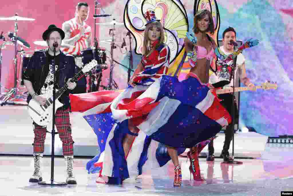 Penyanyi AS, Taylor Swift dan fotomodel Karlie Kloss saat manggung bersama kelompok musik rock 'Fall Out Boy' di kota New York.