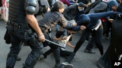 Les manifestants affrontent avec la police anti-émeute à Niteroi, Brésil, 2 août 2016