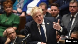 英国首相约翰逊在议会答辩。（路透社资料图）