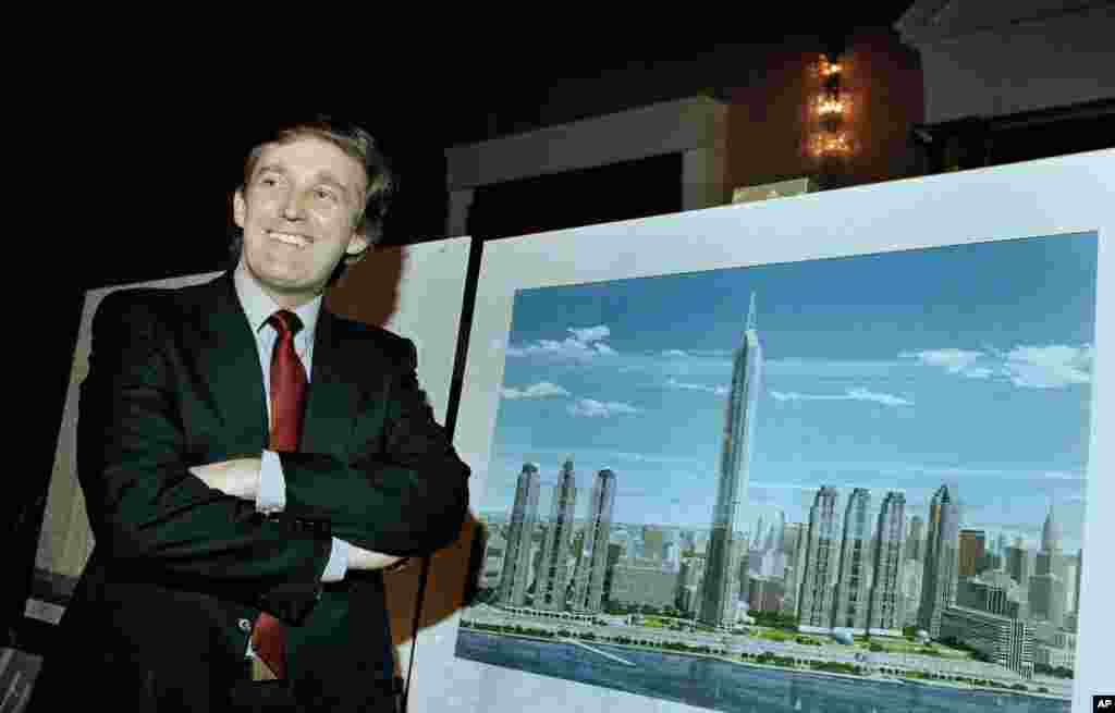 Donald J. Trump memperlihatkan konsep "Television City" yang akan dibangun di bagian barat Manhattan, 18 November 1985. (AP/Marty Lederhandler)