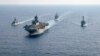 澳大利亚大型护卫舰HMAS Parramatta（左）和美国海军舰只在南中国海海域举行演习。（2020年4月18日）