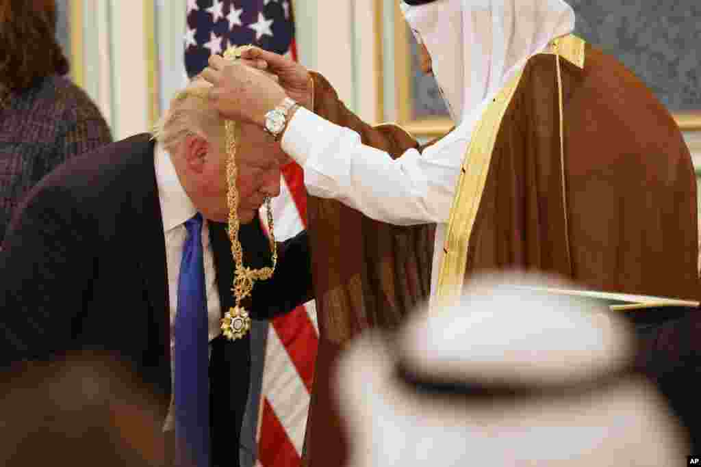 Raja Salman menganugerahkan Medali Kehormatan Collar of Abdulaziz Al Saud kepada Presiden Donald Trump di Istana Kerajaan, 20 Mei 2017, di Riyadh.
