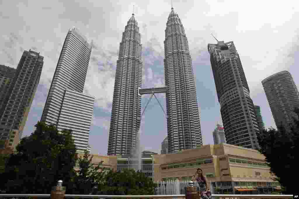 Menara Kembar Petronas di Kuala Lumpur, Malaysia, memiliki ketinggian 452 meter. 