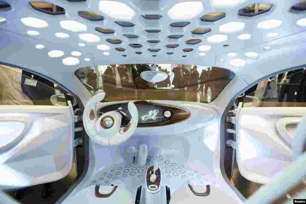 Interior sebuah mobil listrik 'Smart Forvision' dalam sebuah pameran mobil listrik di Berlin, Jerman.