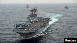 Le navire de guerre américain USS Boxer .