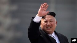 2017年4月15日朝鲜领导人金正恩在阅兵式上挥手致意。