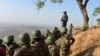 Les forces de l'armée camerounaise patrouillent le près du village de Mabass, au nord du Cameroun, 16 février 2015.