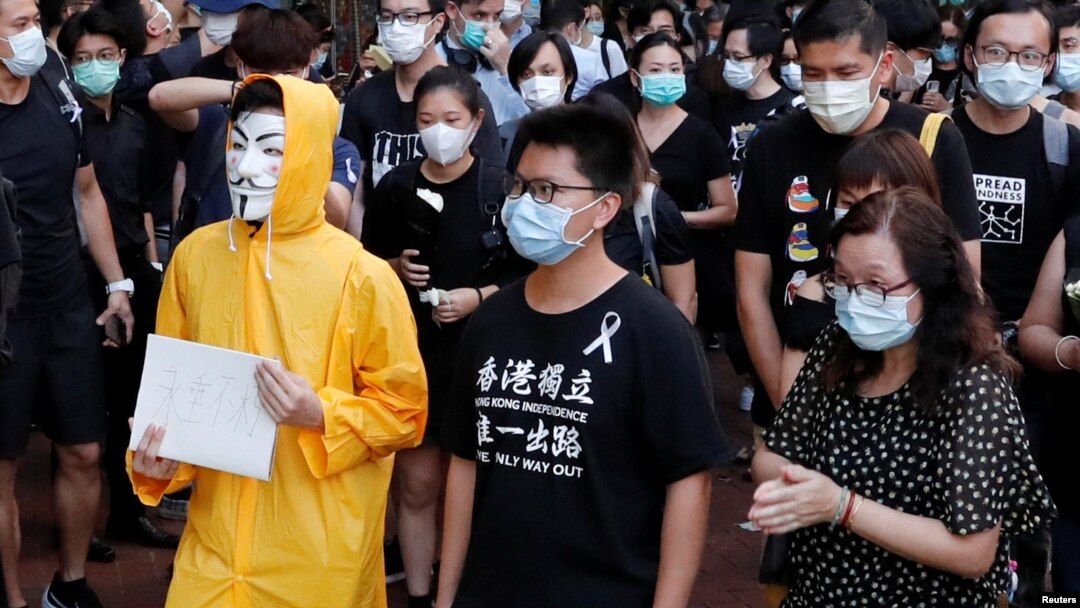 香港人稱“第二代美國隊長”的馬俊文（中）在2020年6月15日出席悼念梁凌傑逝世的活動。 （資料照）