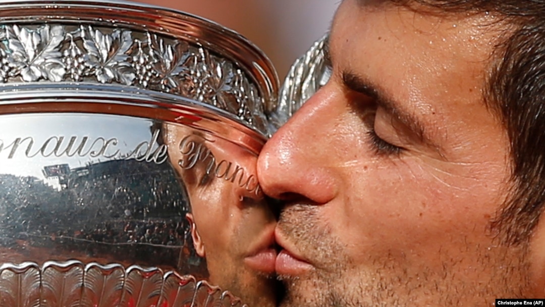 Đoković ljubi trofej koji mu je izmicao tolike godine