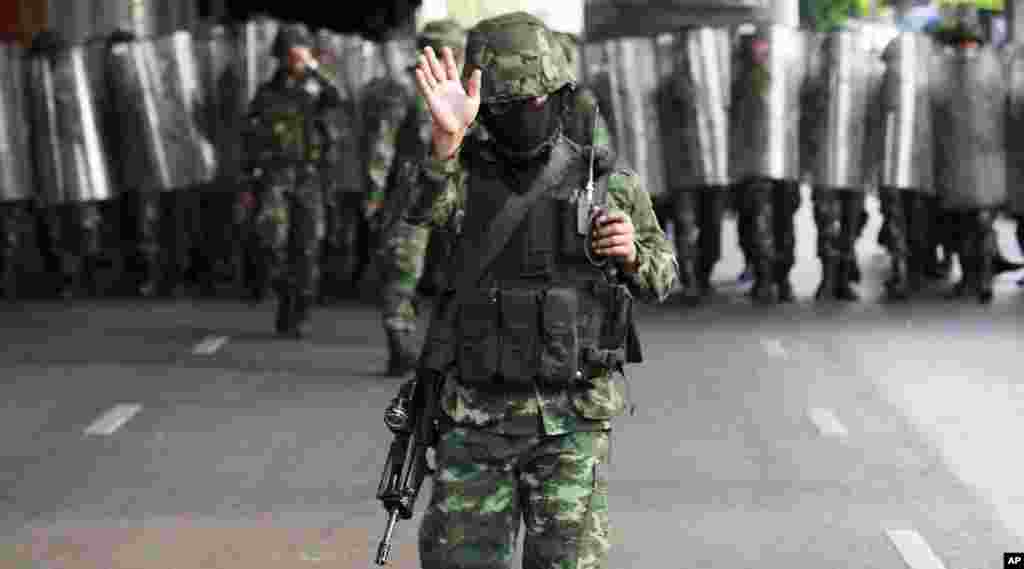 Para tentara Thailand mengamankan alun-alun Monumen Kemenangan untuk menghalangi demonstran melakukan protes anti-kudeta di Bangkok (26/5). (AP/Wason Wanichakorn)
