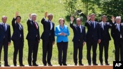 Chansela wa Ujerumani Angela Merkel (C) akiwa na viongozi wa G7 huko Schloss Elmau, Germany.