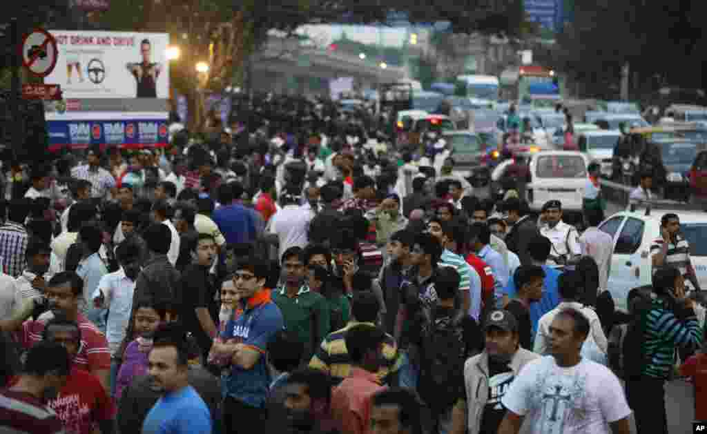 Spectators crowd outside the Chinnaswamy Stadium, the venue of first Twenty20 cricket match between India and Pakistan, in Bangalore, India, December 25, 2012.